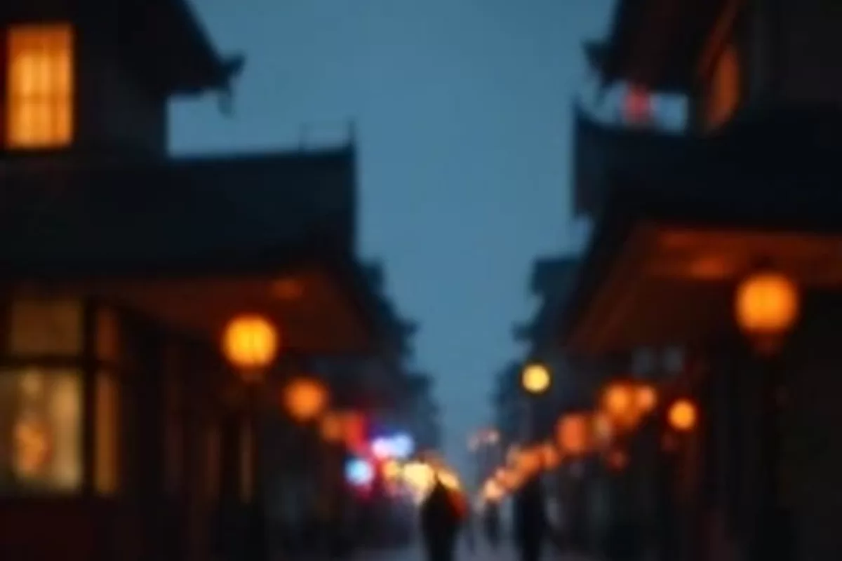 久久精品电影首屏主推横版海报，夜幕下的城市码头与暖黄灯光