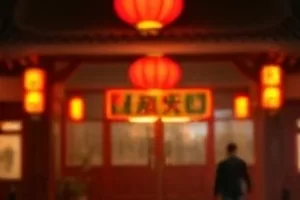 《春分那一场雨》封面，春分时节的雨巷与撑伞行人